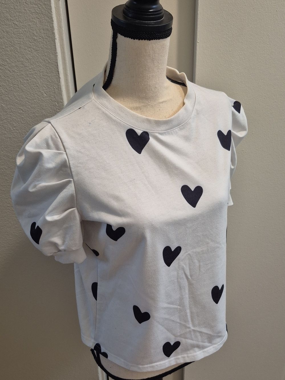 ChicMe Sz XL White Tee with Black Heart Print and Puff Sleeves Runs Small - Sz 8